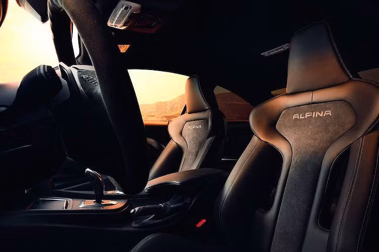 Cabin của chiếc xe đã được hoàn thiện thủ coogn trong những vật liệu cao cấp như da thượng hạng và alcantara, chú ý tới từng tiểu tiết nhỏ như trên các dòng xe siêu sang.