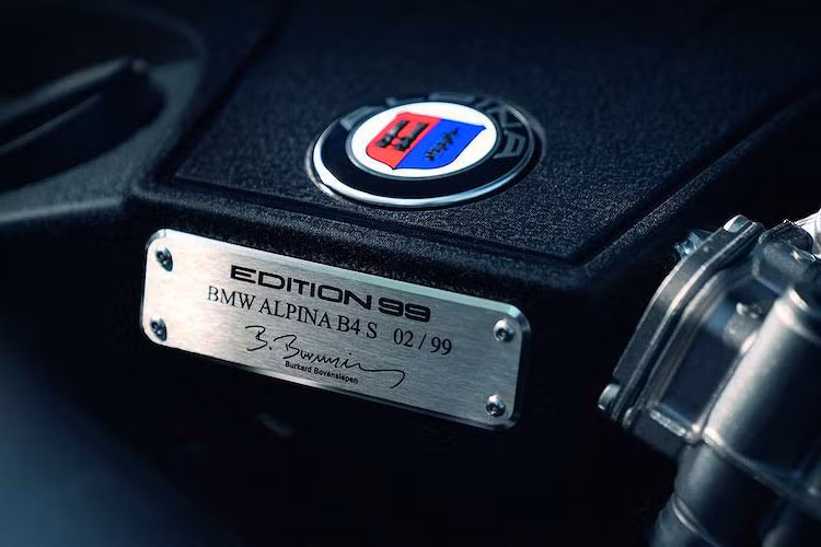 Bên cạnh đó được trang bị thêm hệ thống xả Akrapovic bằng titan đặc biệt khiến xe cótrọng lượng nhẹ hơn tới 7kg so với B4 S thường. Những cải tiến nàygiúp xe đạt công suất lên tới 445 mã lực và mô-men xoắn 680Nm. Động cơ được nối với hộp số tự động 8 cấp và hệ dẫn động cầu sau.