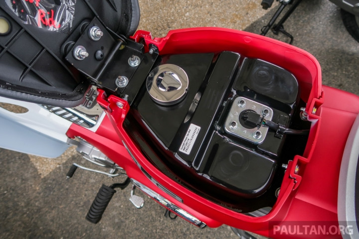 Bình xăng dung tích 4 lít dưới ghế lái.