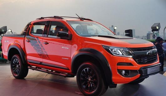 Ngoại thất xe còn gây ấn tượng mạnh bởi gói phụ kiện mang tên Thunder là những chi tiết đề can màu đen được dán nổi bật ở nhiều bộ phận của xe.