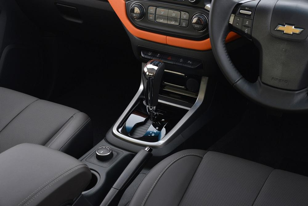 Hãng xe hơi Chevrolet đã trang bị nhiều tính năng hiện đại cho Colorado High Country Storm 2018 như bộ khởi động máy từ xa và hệ thống thông tin giải trí MyLink, tương thích Apple CarPlay...