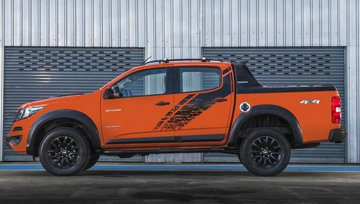 Cụ thể như logo Chevrolet trên đầu xe, hốc bánh, thùng sau, bậc cửa, nắp bình nhiên liệu, hốc hút gió trên nắp capô và lưới tản nhiệt.