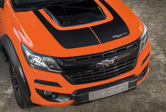 Nắp capô thiết kế khá lạ mắt.