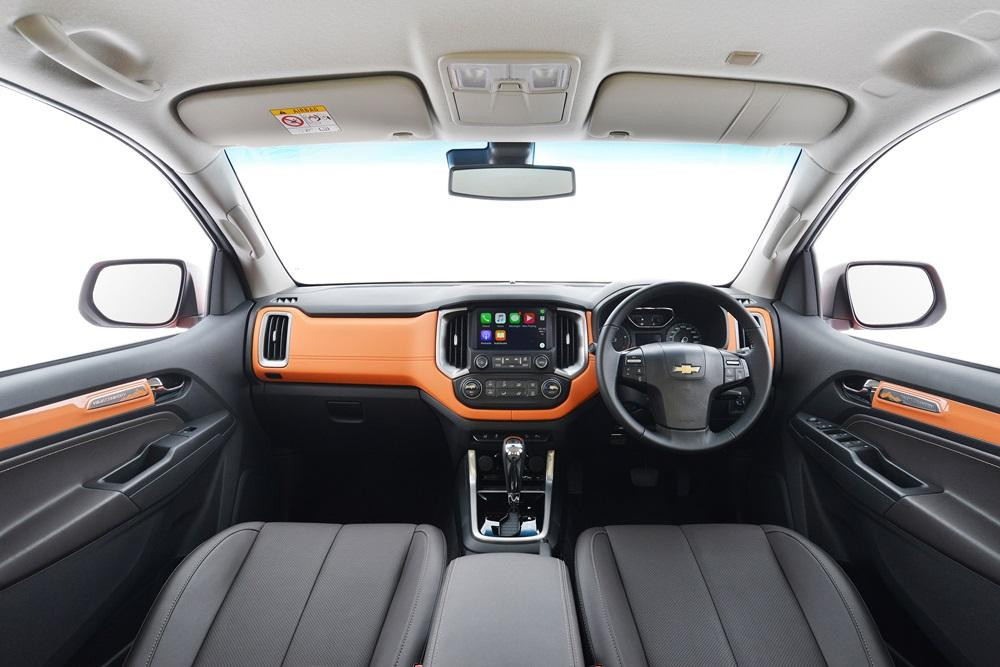 ... và hàng loạt những trang bị an toàn như camera lùi, cân bằng điện tử, chống lật, kiểm soát tốc độ khi xuống dốc, hệ thống cảnh báo va chạm phía trước, cảnh báo chệch làn đường và giám sát áp suất lốp.