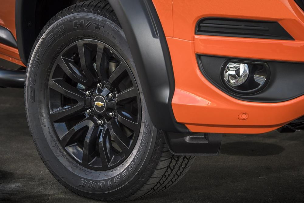 Xe sở hữu bộ mâm thể thao vành hợp kim 18 inch mạnh mẽ.