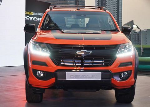 Về ngoại thất, Chevrolet Colorado High Country Storm 2018 cung cấp 8 màu sơn hoàn toàn mới cho khách hàng lựa chọn bao gồm: cam Orange Crush, xanh dương Blue Me Away, đỏ Pull Me Over Red, đen Black Meet Kettle Metallic, trắng Summit White, xám Satin Steel Grey Metallic và nâu Auburn Brown Metallic.