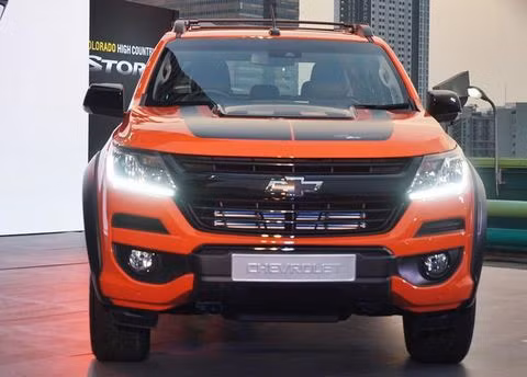 Về ngoại thất, Chevrolet Colorado High Country Storm 2018 cung cấp 8 màu sơn hoàn toàn mới cho khách hàng lựa chọn bao gồm: cam Orange Crush, xanh dương Blue Me Away, đỏ Pull Me Over Red, đen Black Meet Kettle Metallic, trắng Summit White, xám Satin Steel Grey Metallic và nâu Auburn Brown Metallic.