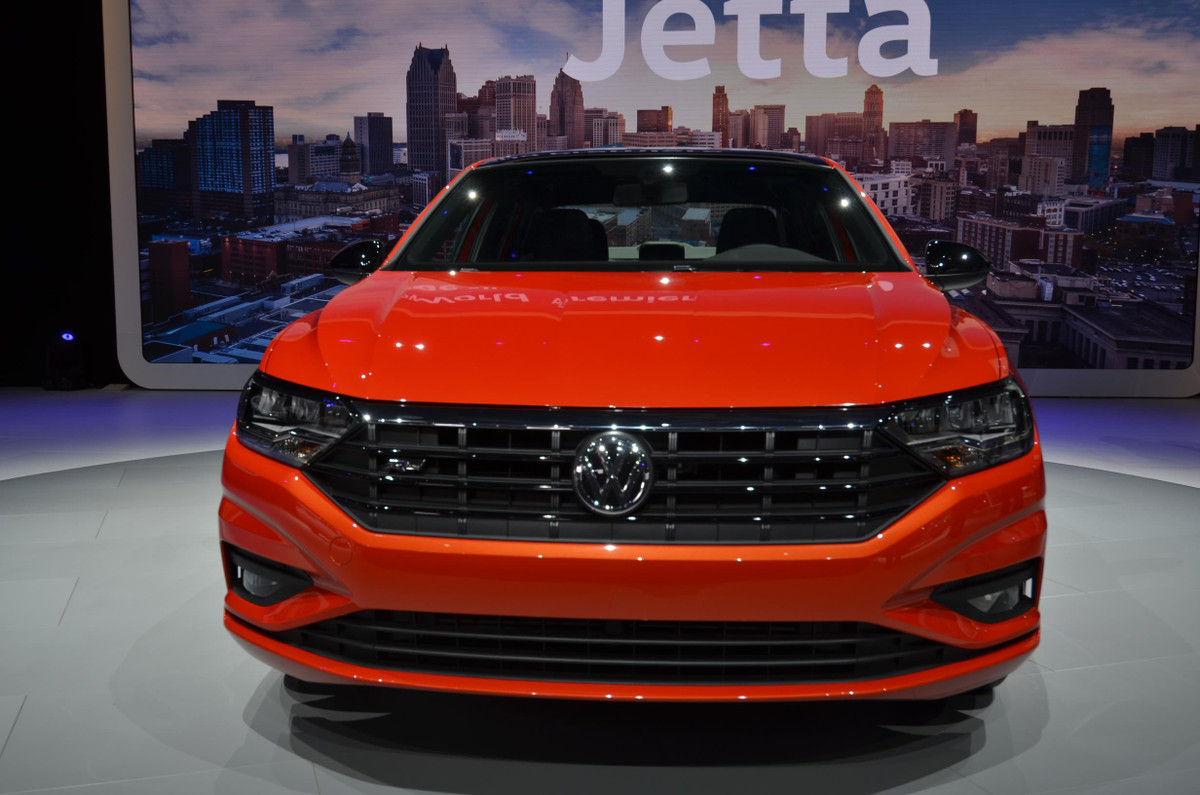 Cao cấp nhất là phiên bản SEL Premium có giá 27.795 USD. Xe trang bị mâm xe 17 inch, cản sau từ bản R-Line, ghế da thật, ghế lái chỉnh điện và nhớ vị trí. Hàng ghế sau có sưởi ấm. Tương tự như dòng Polo thế hệ mới, hãng xe hơi Volkswagen cũng trang bị cho xe bảng đồng hồ kỹ thuật số Digital Cockpit, nằm ngay cạnh là hệ thống thông tin giải trí thế hệ mới với màn hình lớn hơn.