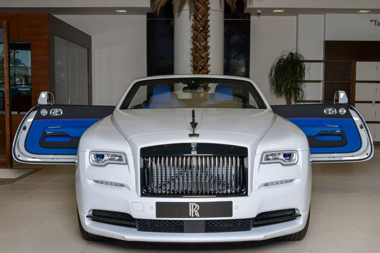 Rolls-Royce Dawn này được gọi với một cái tên khác biệt đó là Black Badge Trichromatic. Ngoại thất xe gây ấn tượng mạnh khi được pha trộn bởi 3 màu sắc khác nhau, gồm trắng bắc cực, trắng mờ và xanh dương.