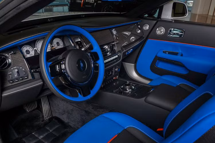 Đặc biệt hơn khi màu xanh dương vẫn được áp dụng cho nội thất bên trong của chiếc Rolls-Royce Dawn màu độc này. Cụ thể đó là vô lăng, ghế, khu vực đồng hồ điều khiển và cánh cửa xe.