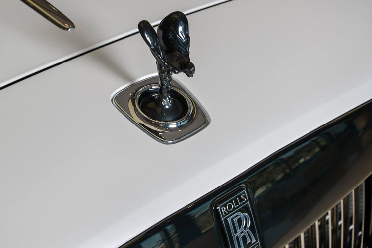 Trong khi đó, biểu tượng Spirit of Ecstasy ở phía mui xe lại được mạ crom bóng màu tối khá lạ.