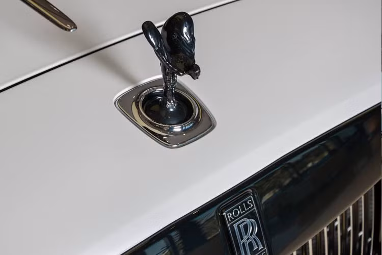 Trong khi đó, biểu tượng Spirit of Ecstasy ở phía mui xe lại được mạ crom bóng màu tối khá lạ.