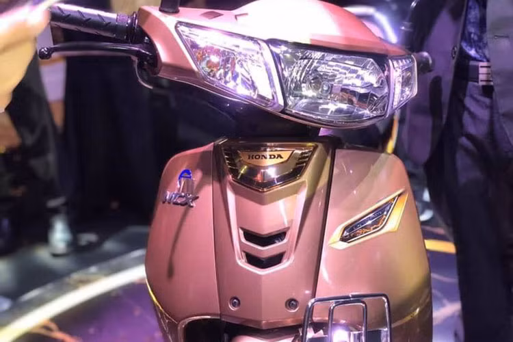 ... yếm xe trước quen thuộc cùng đèn pha dạng tròn dẹt nối liền với 2 xinhan 2 bên.