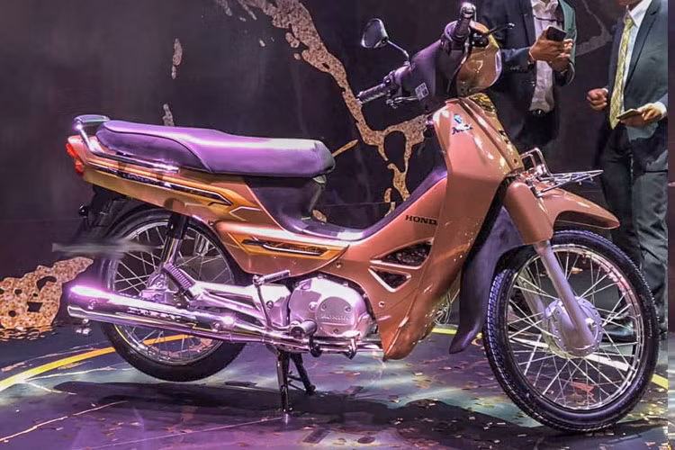 Honda Dream 125cc 2019 được trang bị bộ vành căm, phanh đùm cả trước và sau. Bánh xe có kích thước trước sau lần lượt là 60/100-17 và 70/100-17.