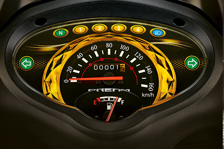 Bảng đồng hồ điều khiển có phần khác biệt.