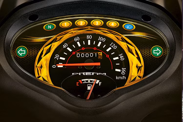 Bảng đồng hồ điều khiển có phần khác biệt.