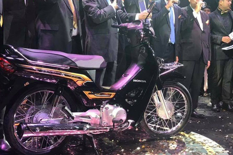 Kích thước xe lần lượt 702 mm x 1.867 mm x 1.049 mm. Trọng lượng khoảng 101 kg và dung tích bình xăng 4 lít.