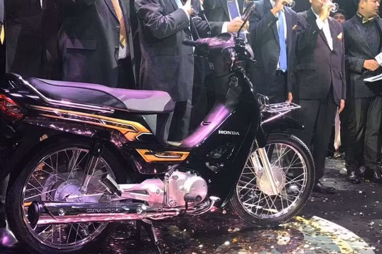 Kích thước xe lần lượt 702 mm x 1.867 mm x 1.049 mm. Trọng lượng khoảng 101 kg và dung tích bình xăng 4 lít.