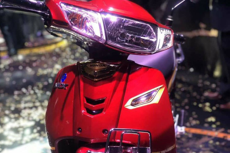 Phân phối tại thị trường Campuchia, xe có bốn tùy chọn màu đen, đỏ, vàng đồng và xám kem bắt mắt.