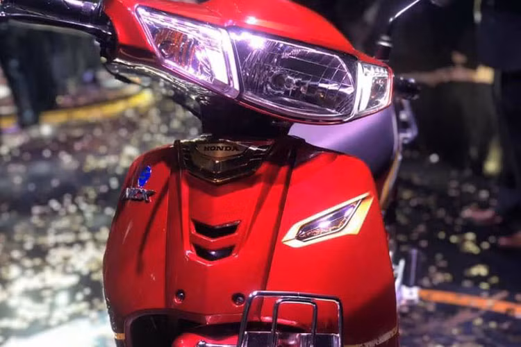 Phân phối tại thị trường Campuchia, xe có bốn tùy chọn màu đen, đỏ, vàng đồng và xám kem bắt mắt.