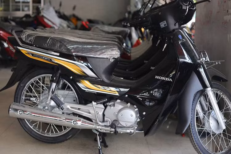 Xe sử dụng động cơ tương tự như Honda Supra X 125 với khối động cơ xilanh đơn, dung tích 124.85cc, hộp số 4 cấp được làm mát bằng gió. Động cơ vẫn sử dụng bộ chế hoà khí (bình xăng con) nhưng vẫn cực kỳ tiết kiệm nhiên liệu và bền bỉ.