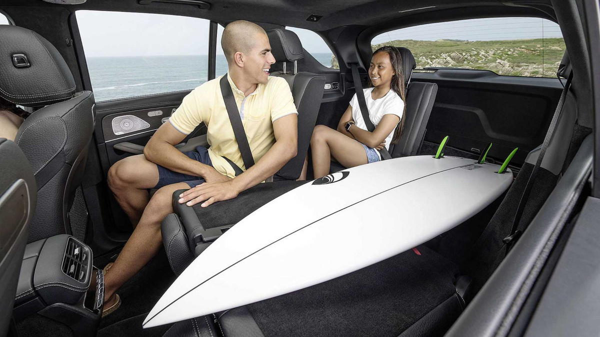 Xe được kéo dài trục cơ sở thêm 80mm (đạt 2.995), nhờ đó cabin rộng hơn với khoảng để chân hàng ghế thứ 2 (legroom) tăng thêm 69mm (đạt 1.045mm).