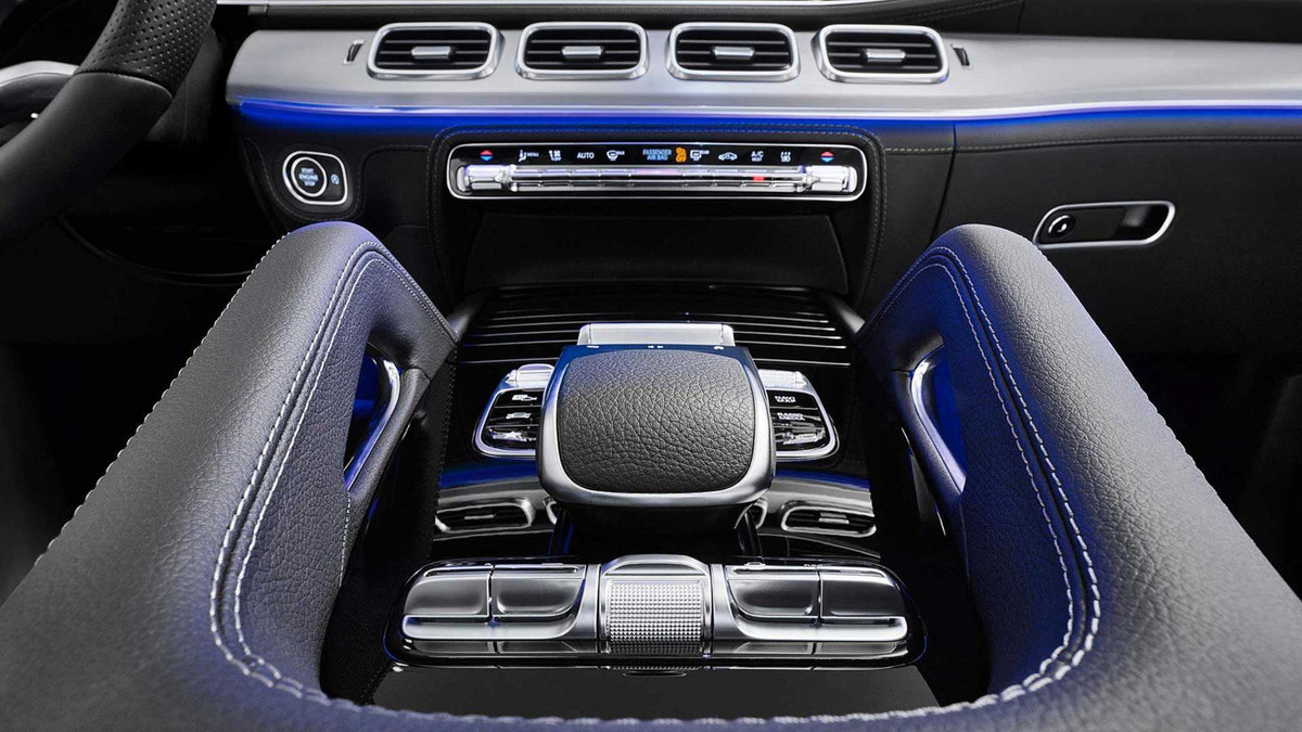 GLE còn được trang bị một loạt các hệ thống hỗ trợ lái xe như: hệ thống hỗ trợ giữ làn đường, hệ thống chủ động hỗ trợ xe giữ khoảng cách (Active Distance Assist Distronic), hệ thống hỗ trợ ngắt động cơ (Active Stop-and-Go Assist), hệ thống hỗ trợ đánh lái chủ động (Active Steering Assist), và hệ thống hỗ trợ quan sát điểm mù,....