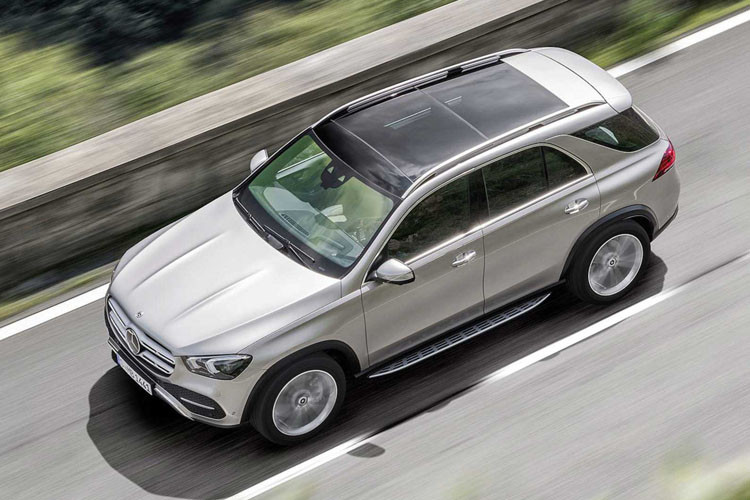 Nắp ca-pô mui xe có các đường gân nổi khá khác biệt.