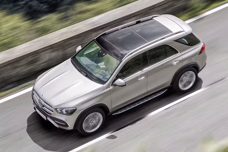 Nắp ca-pô mui xe có các đường gân nổi khá khác biệt.