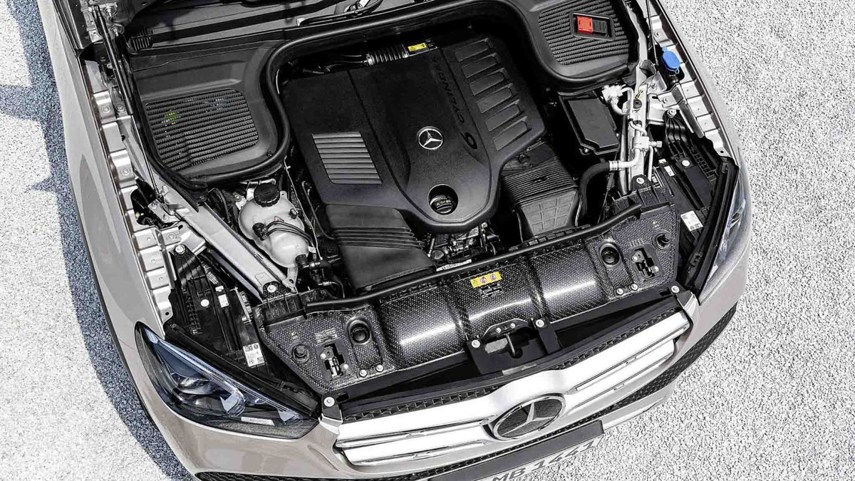 Mercedes GLE thế hệ mới đa dạng động cơ bao gồm 6 và 4 xy-lanh. Ở phiên bản GLE 450 4MATIC vừa được giới thiệu, xe lắp động cơ 6 xy-lanh thẳng hàng (I6) 3.0L tăng áp với sự hỗ trợ của mô-tơ điện 48V, kết hợp sử dụng máy nén khí và sự trợ lực EQ Boost (nhằm loại bỏ độ trễ turbo - turbolag), cho công suất tối đa 367 mã lực và mô-men xoắn cực đại 500Nm, riêng EQ Boost đã tăng thêm 22 mã lực và 250Nm.