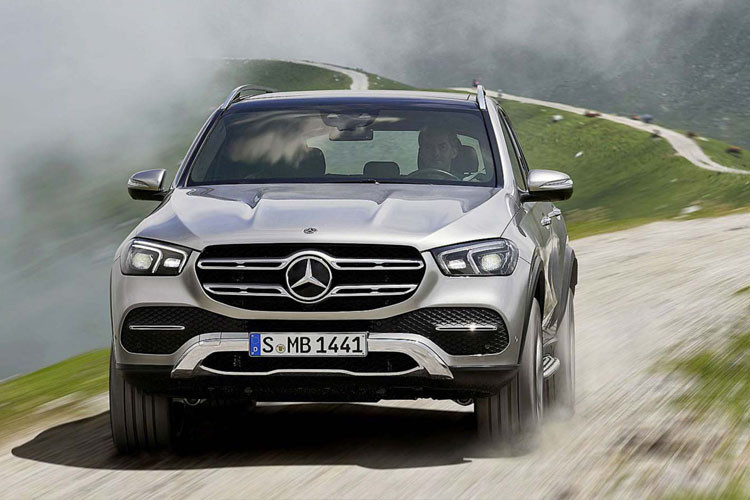 Theo đó, Mercedes-Benz GLE 2019 thế hệ mới này sở hữu thiết kế khá mềm mại nhưng vẫn mang nét đặc trưng vốn có của SUV đó là khỏe khoắn, mạnh mẽ. Phần đầu xe thiết kế hiện đại hơn, trang bị hệ thống đèn pha MULTIBEAM LED mới, tương tự cụm đèn pha, cụm đèn hậu cũng được tái thiết kế.