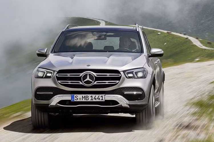Theo đó, Mercedes-Benz GLE 2019 thế hệ mới này sở hữu thiết kế khá mềm mại nhưng vẫn mang nét đặc trưng vốn có của SUV đó là khỏe khoắn, mạnh mẽ. Phần đầu xe thiết kế hiện đại hơn, trang bị hệ thống đèn pha MULTIBEAM LED mới, tương tự cụm đèn pha, cụm đèn hậu cũng được tái thiết kế.