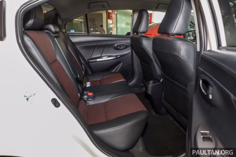 Các ghế bọc da đục lỗ sắc đỏ trầm mới tương phản với tông màu đen còn lại.