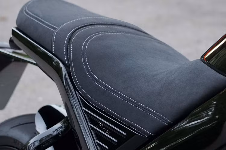 Yên xe dang liền đủ cho hai người với chỉ trần cá tính.