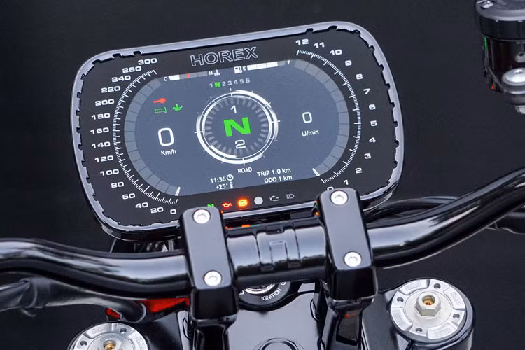 Hãng xe Horex trang bị cho VR6 Raw bảng đồng hồ mới với màn hình màu LED 7 inch đa thông tin với độ sáng cao. Công nghệ trên VR6 Raw cũng là điểm cải tiến so với VR6 cũ.