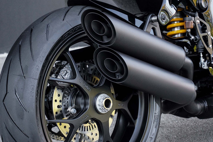 Dàn chân phía sau dạng 1 gắp cùng ống xả kép đặt lệch.