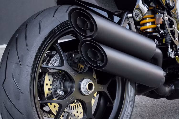 Dàn chân phía sau dạng 1 gắp cùng ống xả kép đặt lệch.