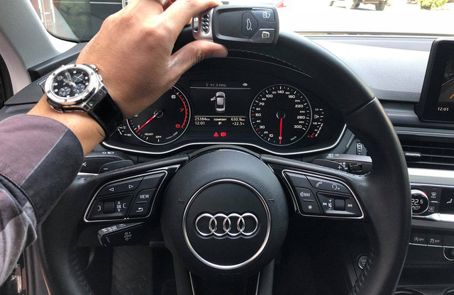 Vô-lăng bọc da thiết kế đáy phẳng thể thao, tích hợp nhiều nút bấm chức năng.