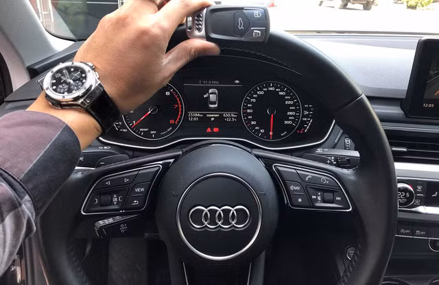 Vô-lăng bọc da thiết kế đáy phẳng thể thao, tích hợp nhiều nút bấm chức năng.