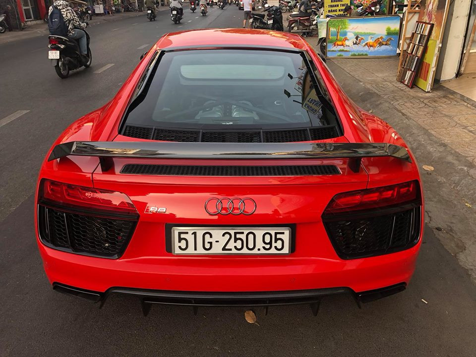 Phía đuôi xe Audi R8 V10 Plus được trang bị thêm cánh lướt gió cố định bằng sợi carbon, ở dưới là hốc gió cỡ lớn và đèn hậu dạng LED. Ngoài ra, siêu xe này còn có cản va thiết kế mới.