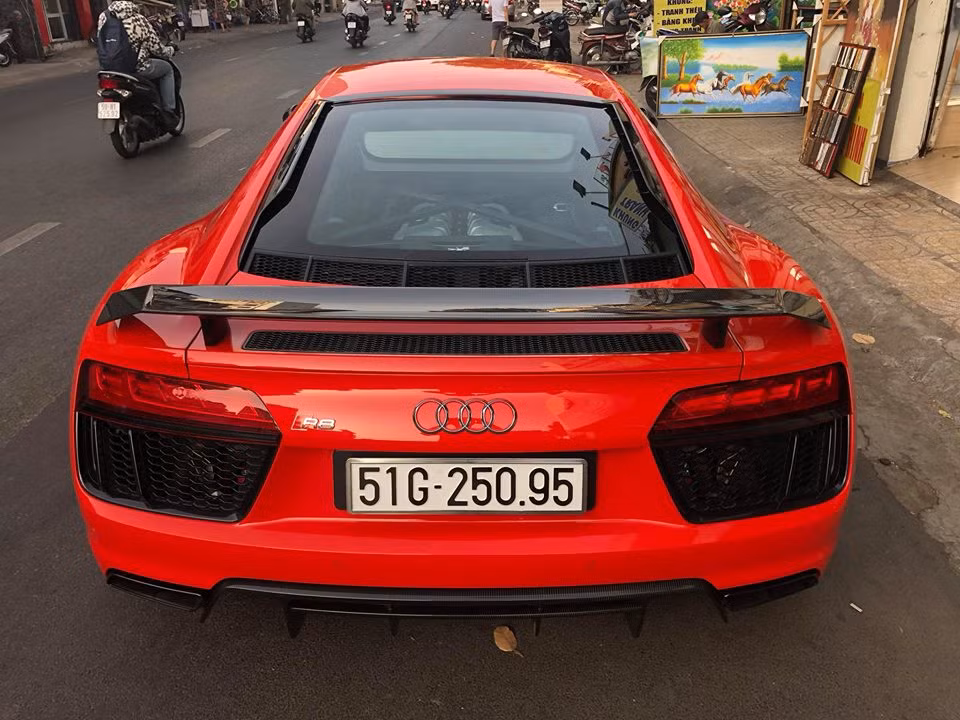 Phía đuôi xe Audi R8 V10 Plus được trang bị thêm cánh lướt gió cố định bằng sợi carbon, ở dưới là hốc gió cỡ lớn và đèn hậu dạng LED. Ngoài ra, siêu xe này còn có cản va thiết kế mới.