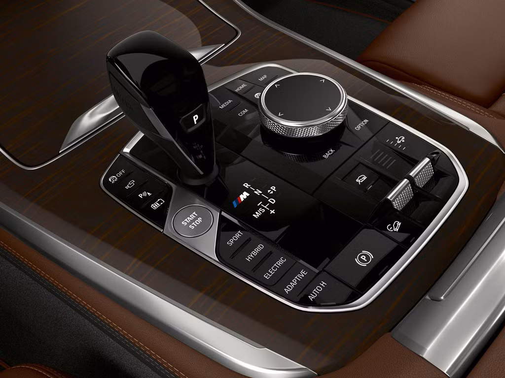 X5 xDrive45e iPerformance mới dành cho thị trường Châu Âu sẽ được trang động cơ xăng tăng áp TwinPower Turbo 6 xi lanh, dung tích 3.0L, cho công suất 282 mã lực (210 kW). Hỗ trợ động cơ chính là môtơ điện có công suất bổ sung 110 mã lực (82 kW). Xe đạt công suất tổng cộng 388 mã lực (290 kW) và mô-men xoắn 600 Nm. Xe đạt vận tốc tối đa 235 km/h hoặc 140 km/h khi chỉ dùng động cơ điện.