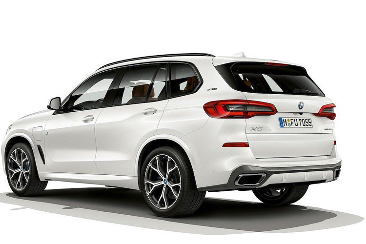 Ngoài ra hãng xe sang BMW còn bổ sung cho chiếc xe bộ bodykit thể thao và mâm lớn hơn