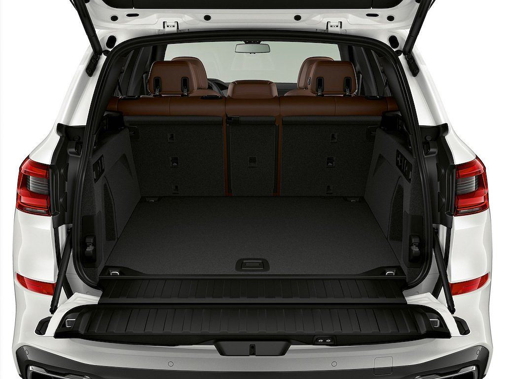 Xe còn được thiết kế một khoang hành lý khá rộng để phục vụ nhu cầu của khách hàng. Nếu gập ghế sau lại, X5 xDrive45e iPerformance sẽ có thể tích tối đa lên tới 1.716 lít.