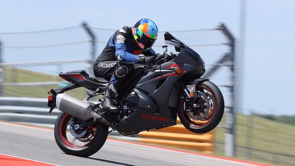 Nằm trong top 10 môtô thương mại mạnh nhất thế giới năm 2018 có Suzuki GSX-R1000. Mẫu xe này có công suất 202 mã lực, tốc độ tối đa 295km/h. Động cơ của Gixxer thế hệ mới đã được trang bị hệ thống van biến thiên thông minh, góp phần khiến nó có thể đạt công suất ấn tượng 202PS. Chiếc xe có thể đạt tới tốc độ trên một cách nhanh chóng và nhẹ nhàng.