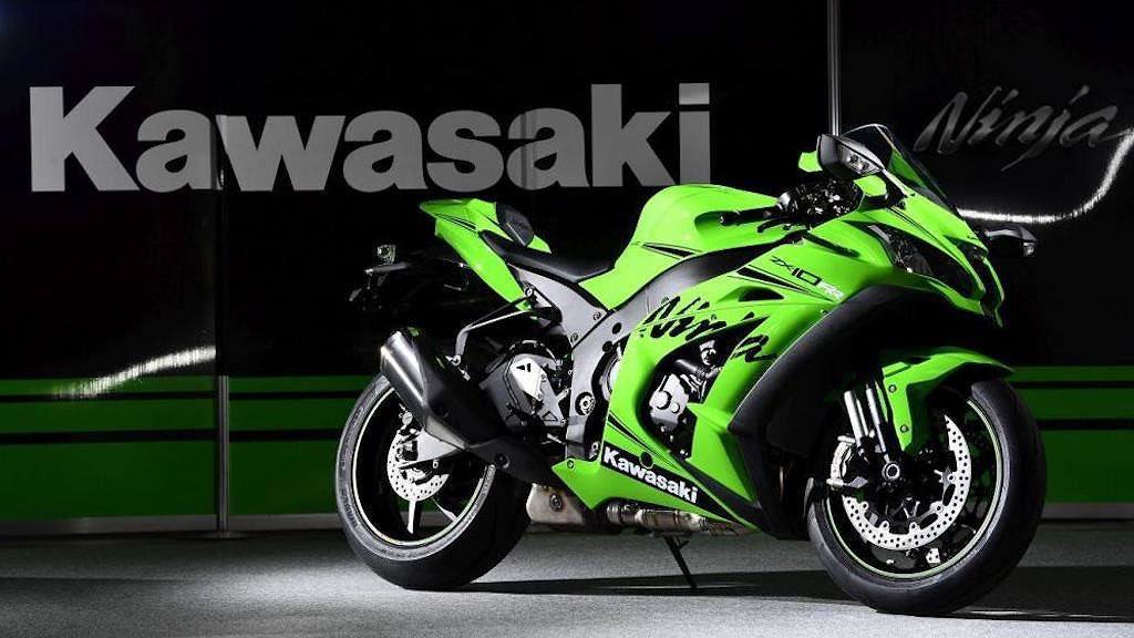 Kawasaki Ninja ZX-10RR được nâng cấp thêm các tay biên titan tới từ hãng Pankl có trọng lượng nhẹ hơn 400g. Điều này khiến tua máy cực đại của chiếc xe được đẩy thêm 600rpm, nâng công suất lên thành 204PS. Sở hữu phiên bản đặc biệt này, khách hàng sẽ còn có hệ thống phuộc điện tử KECS và mâm hợp kim Marchesini Genesi M7RS.
