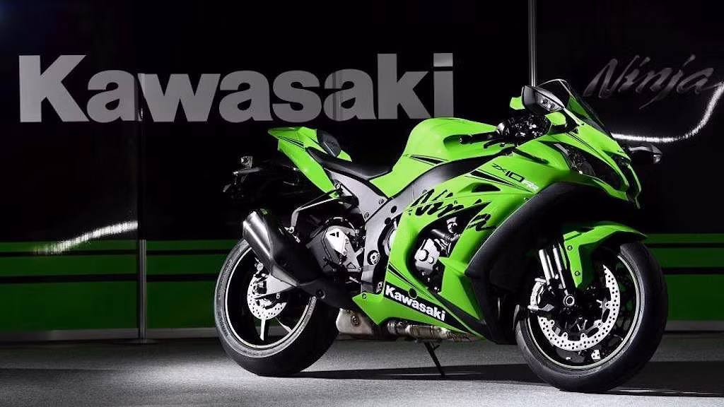 Kawasaki Ninja ZX-10RR được nâng cấp thêm các tay biên titan tới từ hãng Pankl có trọng lượng nhẹ hơn 400g. Điều này khiến tua máy cực đại của chiếc xe được đẩy thêm 600rpm, nâng công suất lên thành 204PS. Sở hữu phiên bản đặc biệt này, khách hàng sẽ còn có hệ thống phuộc điện tử KECS và mâm hợp kim Marchesini Genesi M7RS.