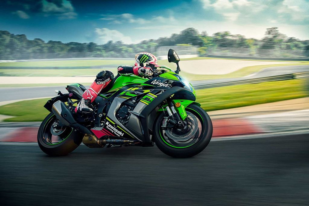 Với đời xe 2019, Kawasaki đã cải tiến động cơ của ZX-10R để giữ được tính cạnh tranh của chiếc xe trên cả đường đua lẫn đường phố. Trên ZX-10R 2019, động cơ của chiếc xe đã được thiết kế lại hoàn toàn nắp quy-lát và dàn cam cò. Cụ thể hơn, cơ cấu cò mổ của chiếc xe nay có thiết kế dạng ngón tay, khiến trọng lượng của dàn cam nhẹ hơn tới 20% so với trước đây. Điều này giúp cho động cơ của xe có được vòng tua máy lớn hơn và buồng đốt gọn hơn. Nếu so với đời 2018, ZX-10R 2019 mạnh hơn 3PS.