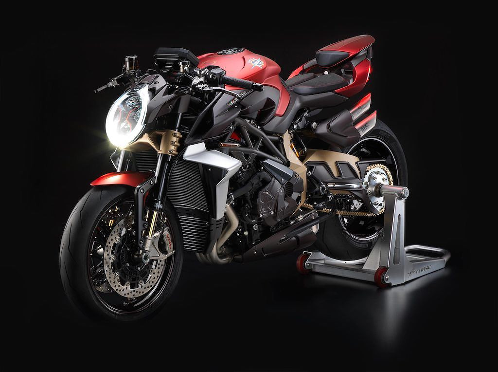 Là chiếc Brutale đầu tiên sau nhiều năm với động cơ 4 xi-lanh, MV Agusta Brutale 1000 Serie Oro đồng thời là chiếc streetfighter thương mại hoàn hảo nhất hiện nay. Điểm nhấn nổi bật trong thiết kế mới của Brutale 1000 Serie Oro đó là cánh gió được tích hợp vào bộ ốp bảo vệ hai bên két nước. Không chỉ có tác dụng trang trí, cánh gió này còn giúp tăng lực nén không khí tới chiếc xe ở tốc độ hơn 200km/h mà không ảnh hưởng tới cảm giác lái.