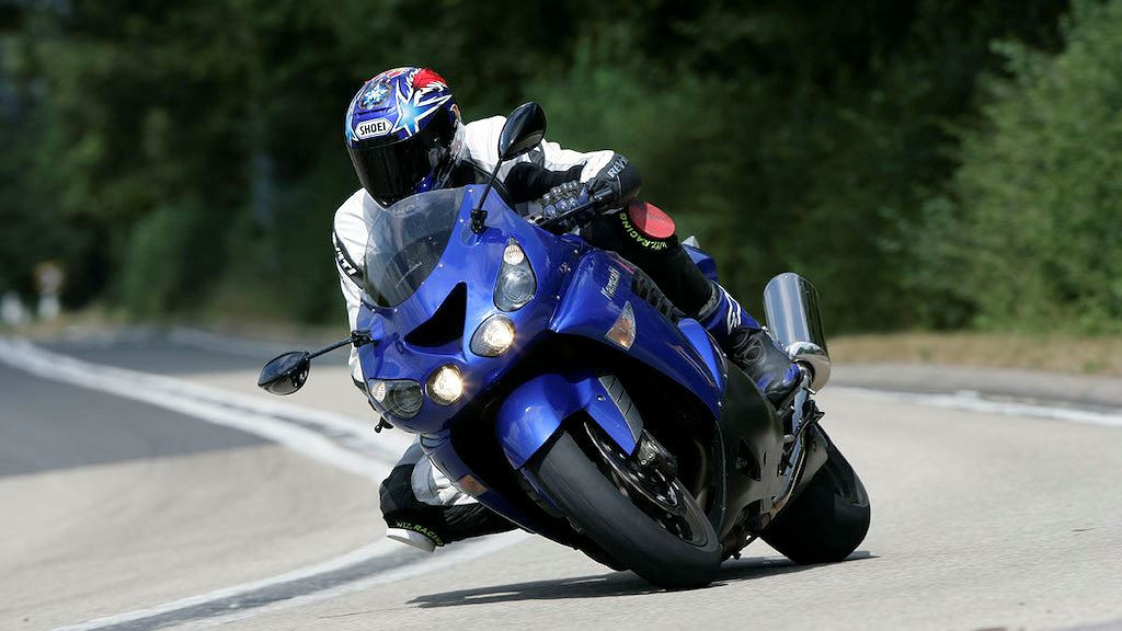 Là đối thủ trực tiếp của Hayabusa, nhưng Kawasaki ZZR1400 (hay Ninja ZX-14R) có tốc độ tối đa chỉ lớn hơn đúng 3km/h. Dù không lâu đời bằng Hayabusa, nhưng chiếc ZZR1400 hiện đang được bán cũng đã rất cũ khi đã ra đời từ 12 năm trước.